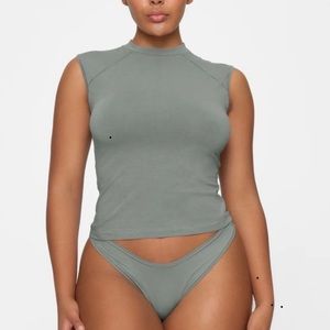 Skims raglan muscle tee excellent condition